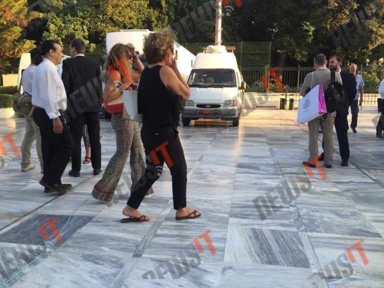 Με παντόφλες στη Βουλή η Σία Αναγνωστοπούλου για τη Συνταγματική Αναθεώρηση – ΦΩΤΟ | Newsit.gr Με παντόφλες στη Βουλή η Σία Αναγνωστοπούλου για τη Συνταγματική Αναθεώρηση – ΦΩΤΟ | Newsit.gr