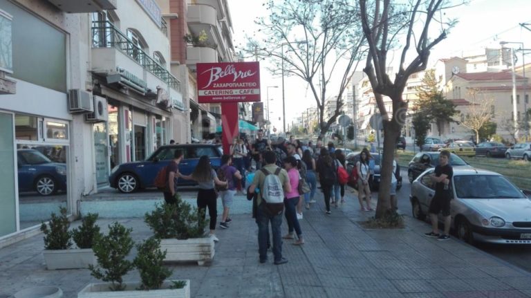 Τρόμος στη Νέα Σμύρνη! Άνοιξε πυρ σε μαθητές επειδή έκαναν φασαρία – 4 τραυματίες | Newsit.gr Τρόμος στη Νέα Σμύρνη! Άνοιξε πυρ σε μαθητές επειδή έκαναν φασαρία – 4 τραυματίες | Newsit.gr