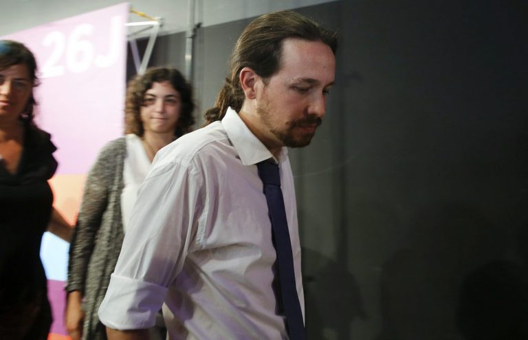 Εκλογές Ισπανία: Ο «σκασμένος» Πάμπλο Ιγκλέσιας και το παθιασμένο φιλί του Ραχόι – ΦΩΤΟ | Newsit.gr Εκλογές Ισπανία: Ο «σκασμένος» Πάμπλο Ιγκλέσιας και το παθιασμένο φιλί του Ραχόι – ΦΩΤΟ | Newsit.gr