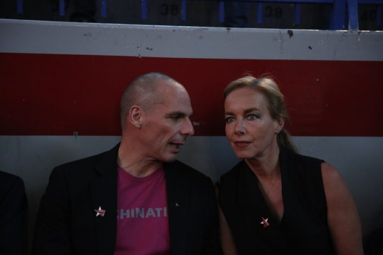 Βαρουφάκης: Παρουσίασε το DiEM25 με θεατρικό μονόπρακτο, Δανάη Στράτου και μια «εμμονική» παραδοχή