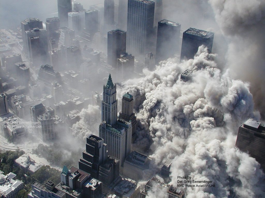 Η στιγμή της κατάρρευσης των δίδυμων πύργων στην Ν. Υόρκη. ΦΩΤΟ REUTERS