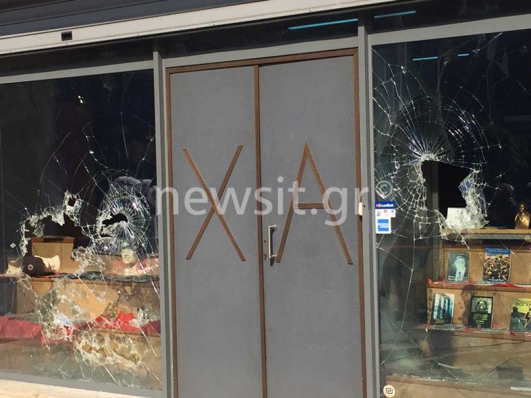 Επίθεση κουκουλοφόρων στα γραφεία της Χρυσής Αυγής