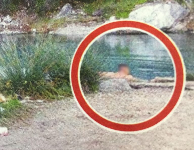 τεράστιος μαύρος/η Dong