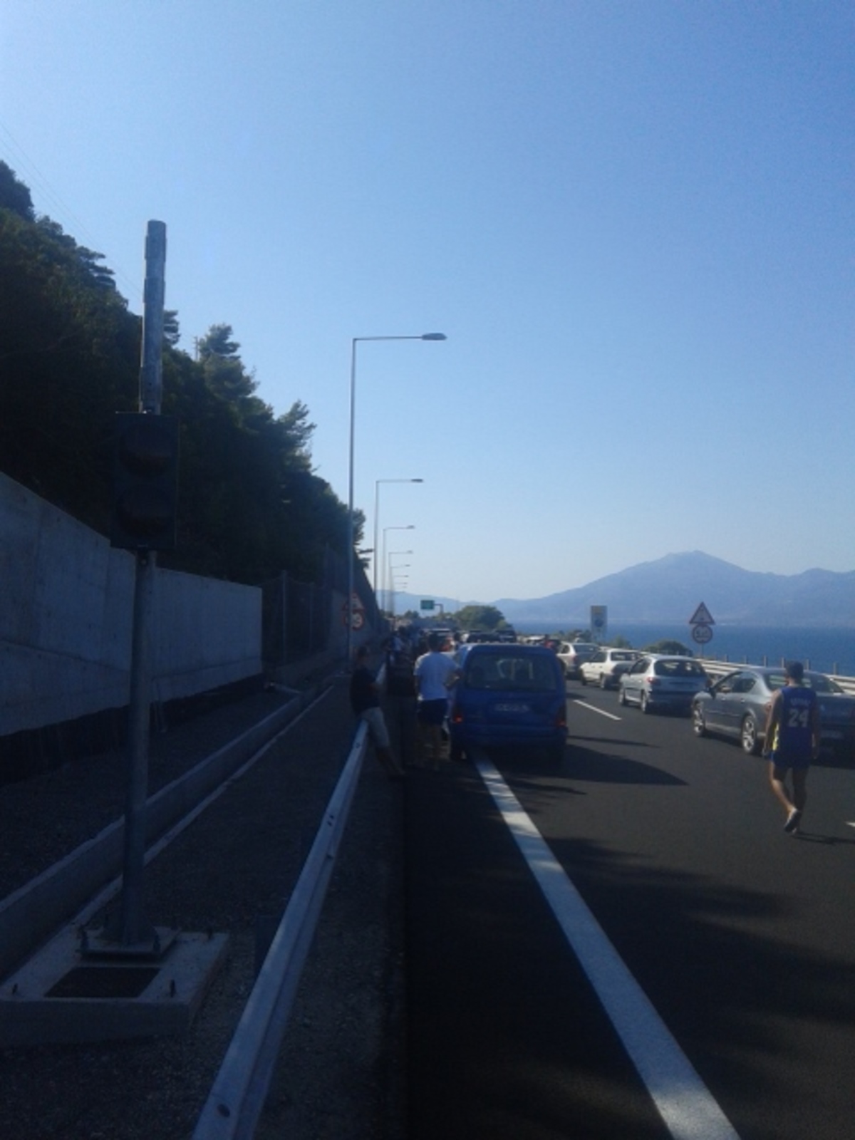 Εικόνα από την εκτροπή της κυκλοφορίας έξω από το τούνελ - ΦΩΤΟ από tempo24.gr