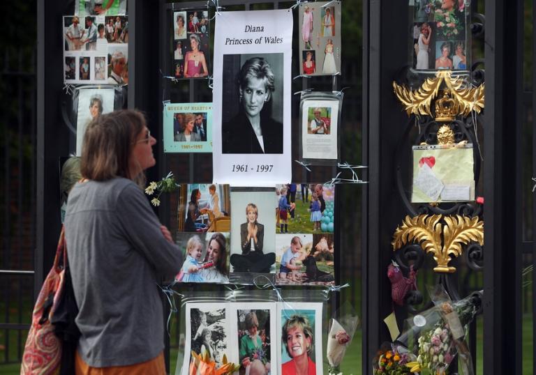 20 χρόνια χωρίς την Νταϊάνα: Κάρολος – Ελισάβετ κρύφτηκαν ξανά στο Balmoral | Newsit.gr 20 χρόνια χωρίς την Νταϊάνα: Κάρολος – Ελισάβετ κρύφτηκαν ξανά στο Balmoral | Newsit.gr