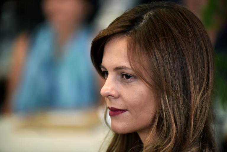 Έφη Αχτσιόγλου για εργασιακά: «Βελτιώνουμε την καθημερινότητα»