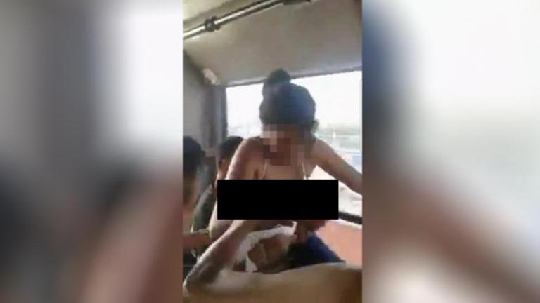 Οργή! Της επιτέθηκαν σεξουαλικά μέσα σε λεωφορείο – Κατέγραψαν σε video τα πάντα | Newsit.gr Οργή! Της επιτέθηκαν σεξουαλικά μέσα σε λεωφορείο – Κατέγραψαν σε video τα πάντα | Newsit.gr