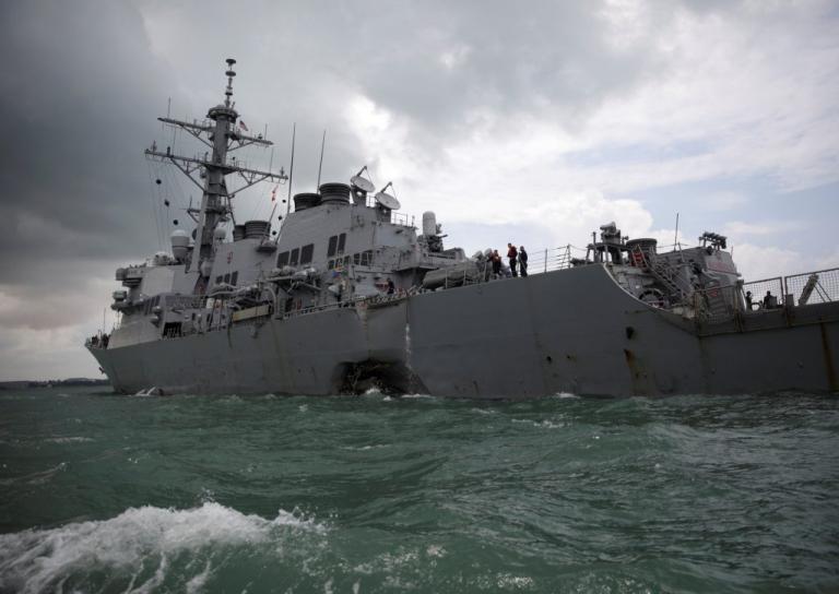 USS John S. McCain: Στο «κόκκινο» η αγωνία για τους αγνοούμενους ναυτικούς – Πλημμύρισε στο αντιτορπιλικό – Οι εικόνες της καταστροφής [pics, vids] | Newsit.gr