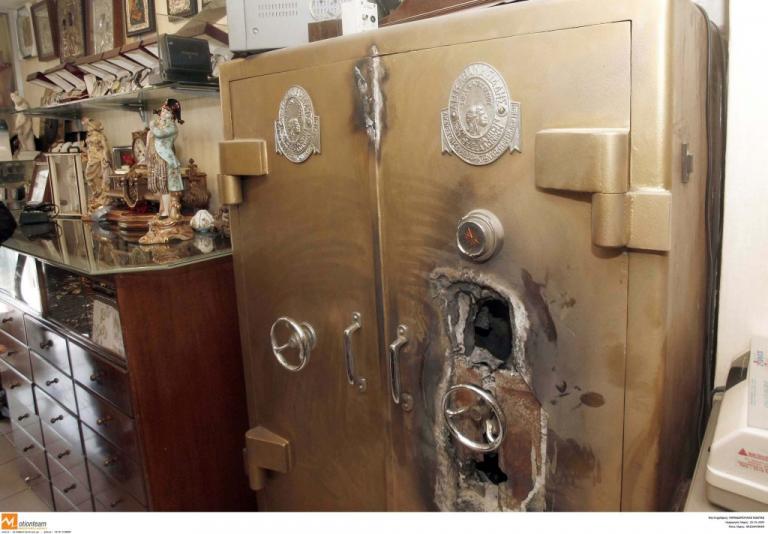 Θεσσαλονίκη: Βούτηξαν δύο χρηματοκιβώτια και θησαύρισαν – Κοντά στα 500.000 ευρώ η λεία των δραστών!