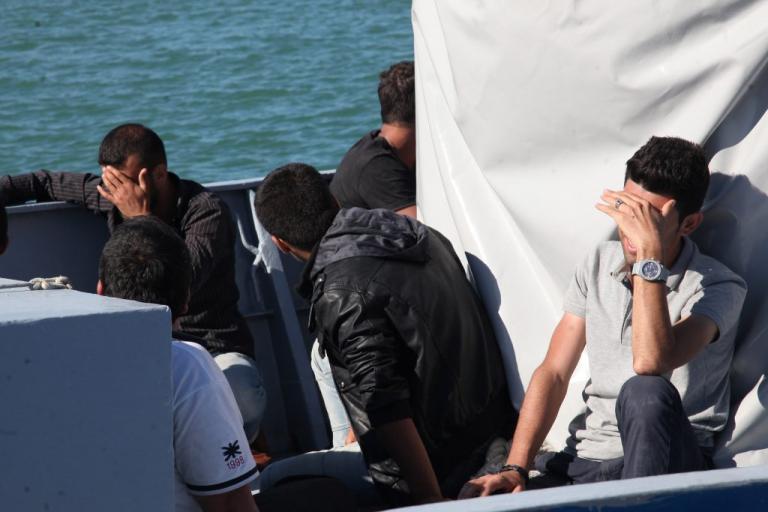 Ρόδος: Δραματική διάσωση μεταναστών στο Αιγαίο – Ο διακινητής δεν πρόλαβε να ξεφύγει από τη θαλαμηγό! | Newsit.gr Ρόδος: Δραματική διάσωση μεταναστών στο Αιγαίο – Ο διακινητής δεν πρόλαβε να ξεφύγει από τη θαλαμηγό! | Newsit.gr
