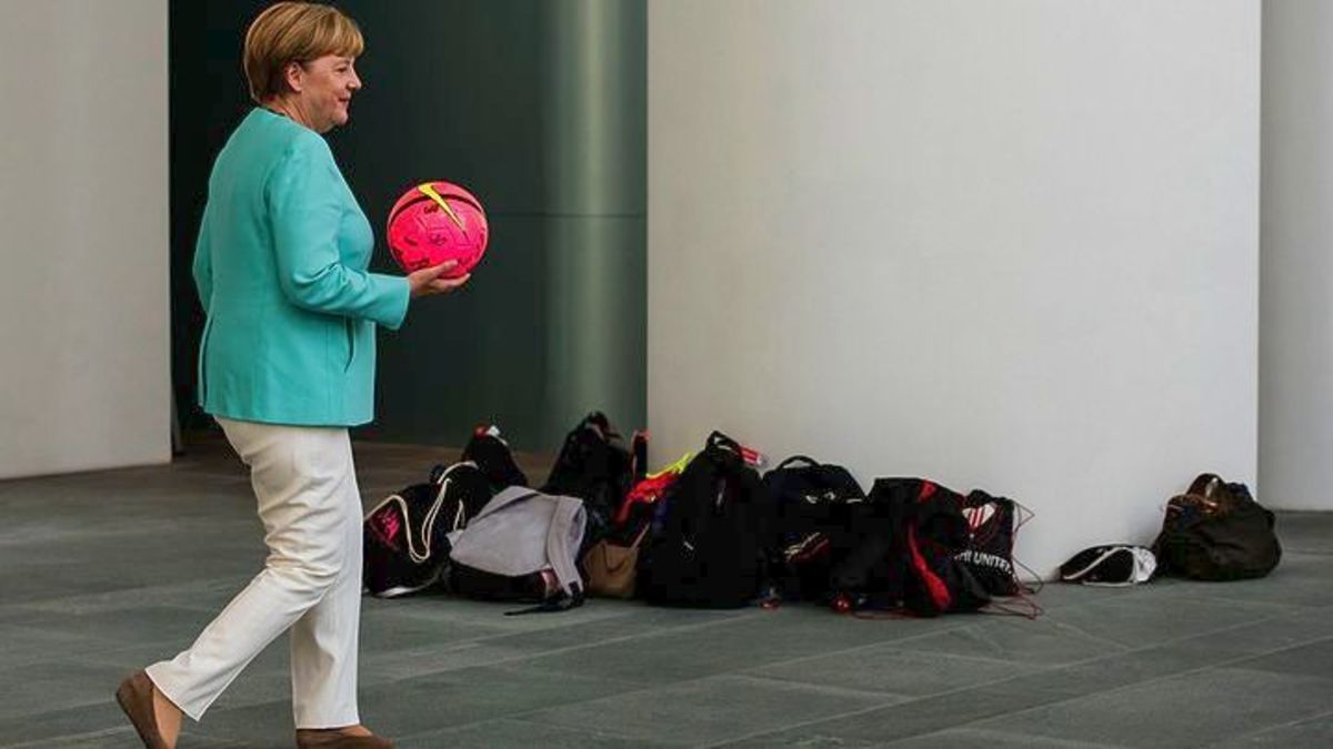 Μέρκελ: «FIFA και UEFA ξαναγράψτε τους κανόνες»