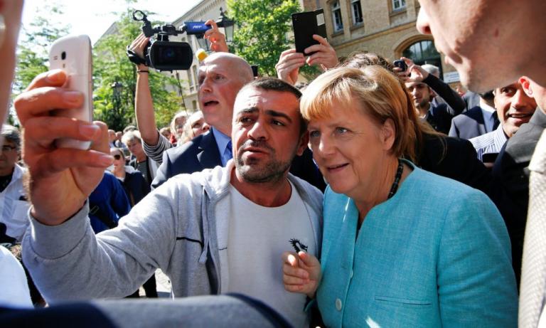Σύροι πρόσφυγες πανηγύρισαν τη νίκη Μέρκελ | Newsit.gr Σύροι πρόσφυγες πανηγύρισαν τη νίκη Μέρκελ | Newsit.gr