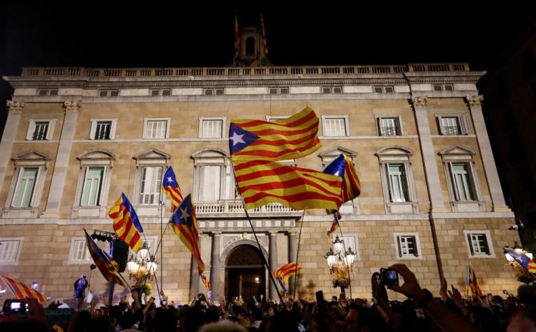 Καταλονία: Ιστορικές στιγμές! Ανεξαρτησία… αγνοείται – Ο Ραχόι διώχνει τον Πουτζδεμόντ και παίρνει την εξουσία | Newsit.gr Καταλονία: Ιστορικές στιγμές! Ανεξαρτησία… αγνοείται – Ο Ραχόι διώχνει τον Πουτζδεμόντ και παίρνει την εξουσία | Newsit.gr
