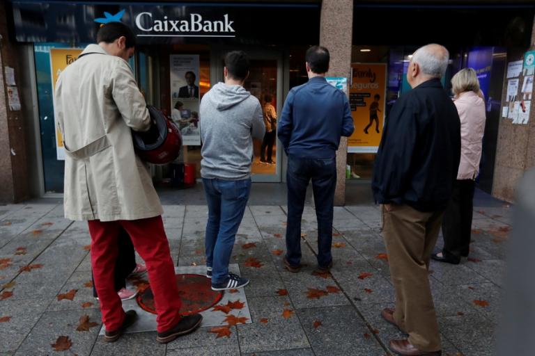 Καταλονία: Υποστηρικτές της ανεξαρτησίας αποσύρουν καταθέσεις από τις τράπεζες | Newsit.gr Καταλονία: Υποστηρικτές της ανεξαρτησίας αποσύρουν καταθέσεις από τις τράπεζες | Newsit.gr