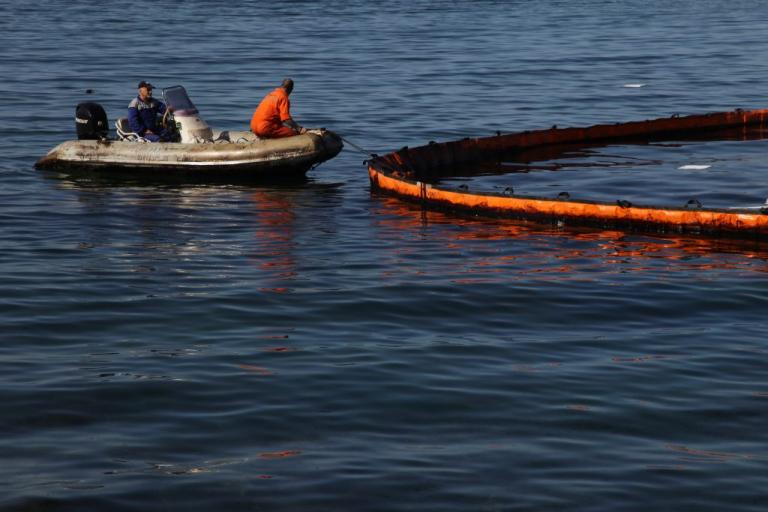 Σαρωνικός: 100 φορές πάνω η μόλυνση από το μαζούτ στις ακτές – Χάρτες
