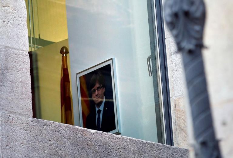 Καταλονία: «Πόλεμος»! Μηνύσεις από τη Μαδρίτη σε Καταλανούς αξιωματούχους