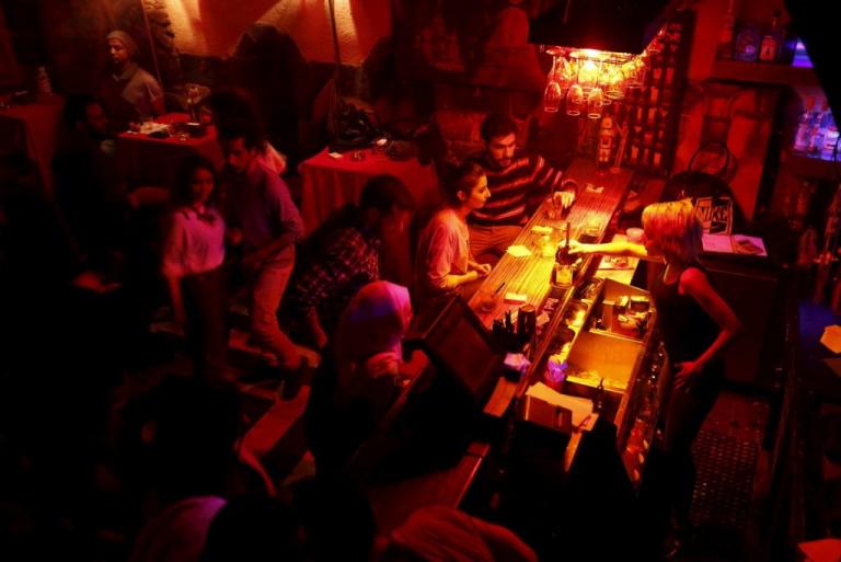 Πανικός στο Μπουρνάζι – Το κλαμπ της κόκας και ο… σταρ του Χόλιγουντ!