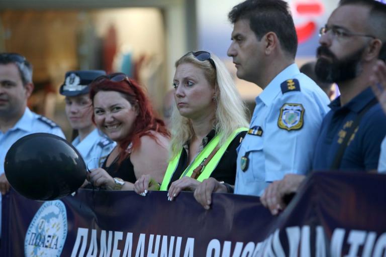 Στα «κάγκελα» οι ένστολοι για το κοινωνικό μέρισμα! | Newsit.gr Στα «κάγκελα» οι ένστολοι για το κοινωνικό μέρισμα! | Newsit.gr