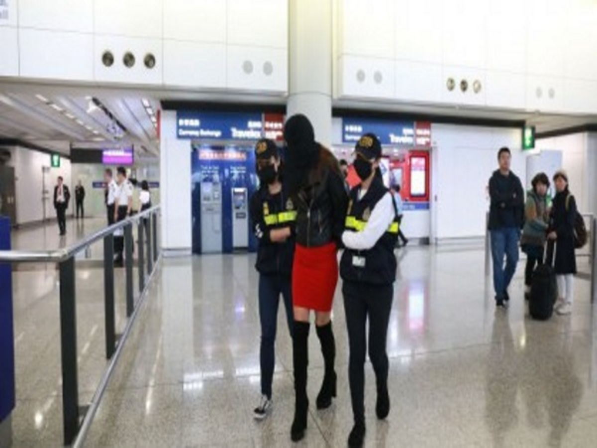 Συγκλονίζει το 19χρονο μοντέλο από τις φυλακές του Χονγκ Κονγκ: “Προσεύχομαι να τελειώσει το μαρτύριο”! | Newsit.gr Συγκλονίζει το 19χρονο μοντέλο από τις φυλακές του Χονγκ Κονγκ: “Προσεύχομαι να τελειώσει το μαρτύριο”! | Newsit.gr