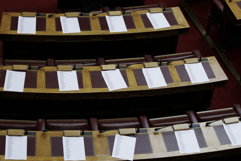 Βουλή: Απορρίφθηκε με συντριπτική πλειοψηφία η άρση ασυλίας 87 βουλευτών! | Newsit.gr Βουλή: Απορρίφθηκε με συντριπτική πλειοψηφία η άρση ασυλίας 87 βουλευτών! | Newsit.gr