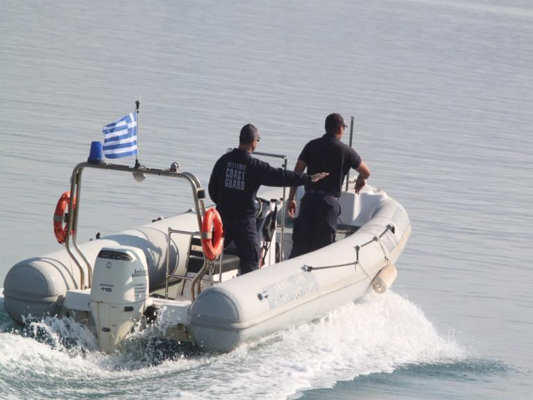 Βρήκαν νεκρό άνδρα στη μαρίνα Ζέας | Newsit.gr Βρήκαν νεκρό άνδρα στη μαρίνα Ζέας | Newsit.gr