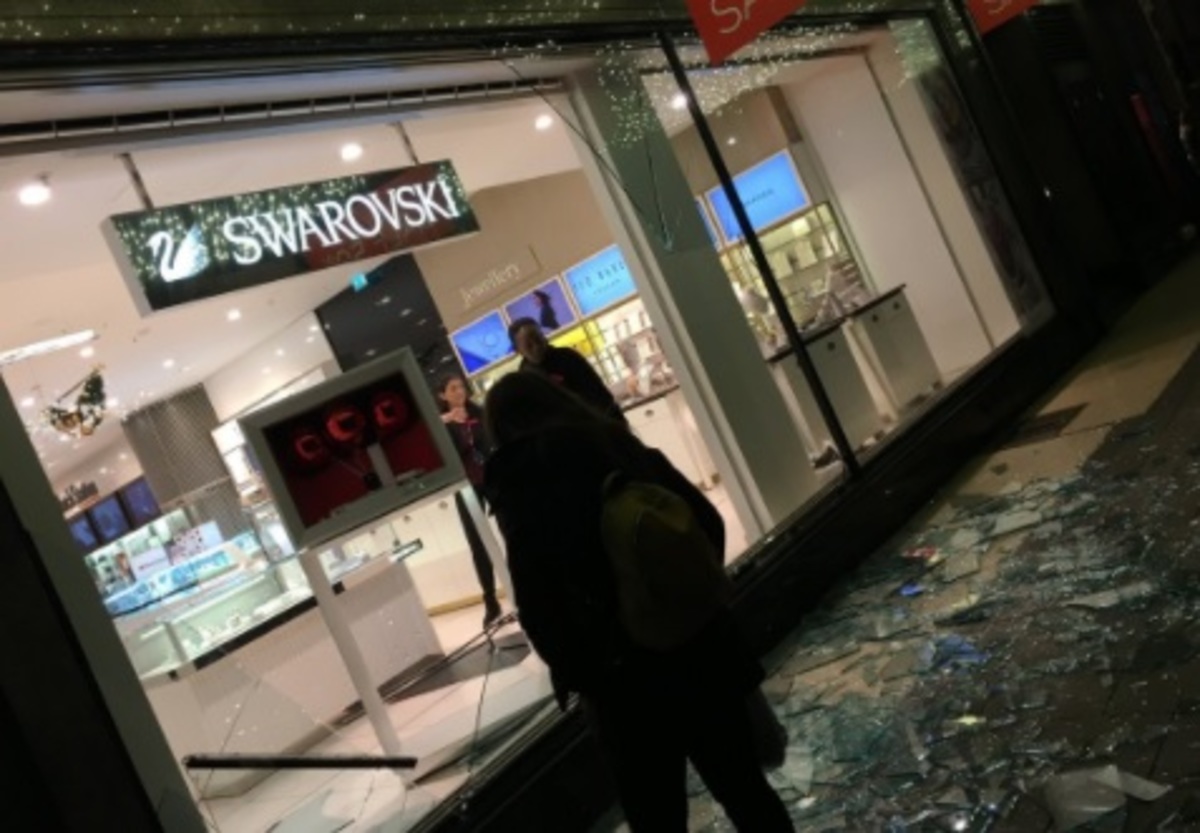 Τρομός στο Λονδίνο: Πολίτες έτρεχαν πανικόβλητοι σε πολυσύχναστο δρόμο | Newsit.gr Τρομός στο Λονδίνο: Πολίτες έτρεχαν πανικόβλητοι σε πολυσύχναστο δρόμο | Newsit.gr