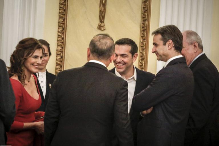 Μπέτυ Μπαζιάνα: «Φωτιά» στα κόκκινα! Σέξι και λαμπερή στο δείπνο