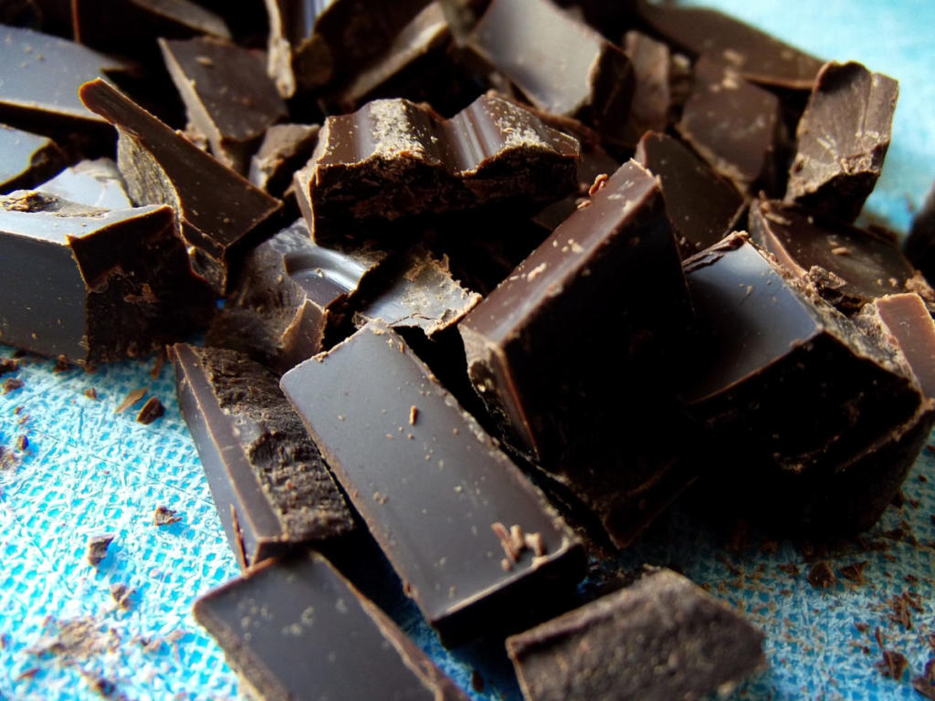 Πώς η μαύρη σοκολάτα συνδέεται με καρδιακά και εγκεφαλικό