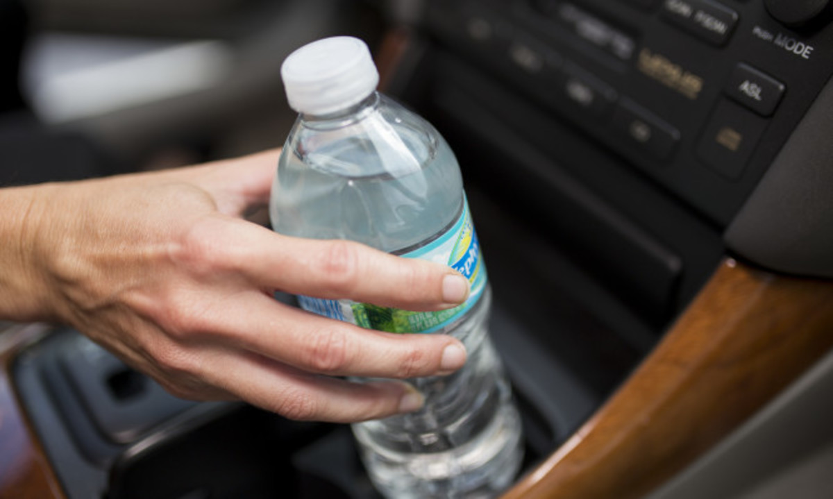 ΠΡΟΣΟΧΗ: Κίνδυνος από το πλαστικό μπουκάλι νερού που αφήνετε στην ζέστη