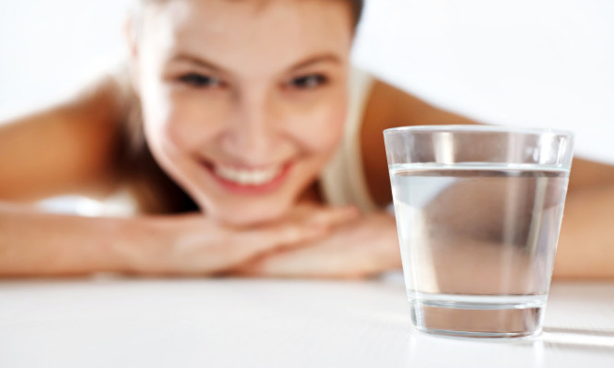 Τι προκαλεί το νερό, όταν το πίνετε το πρωί με άδειο στομάχι