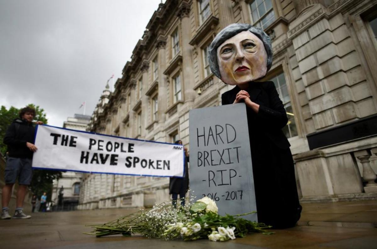 Βρετανία – Εκλογές: Περίγελος η Μέι – “RIP hard Brexit”! Χάος και ανησυχία στην Ευρώπη