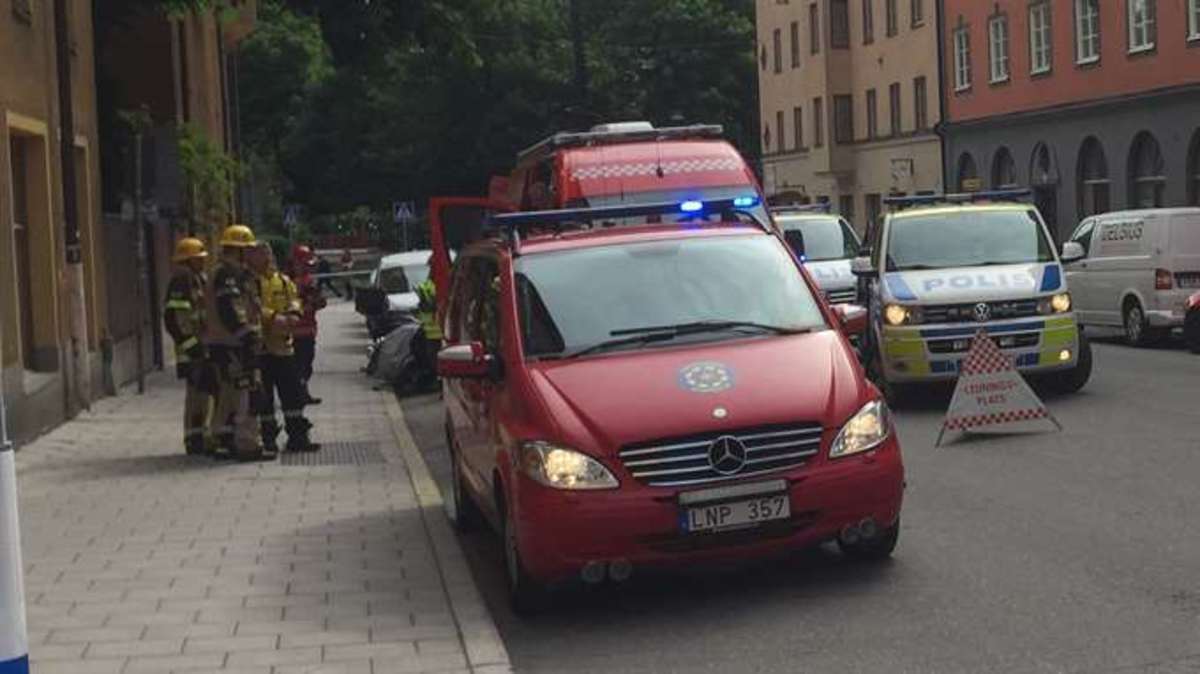 Περίεργο περιστατικό στην Στοκχόλμη – Φορτηγό έπεσε πάνω σε αυτοκίνητα