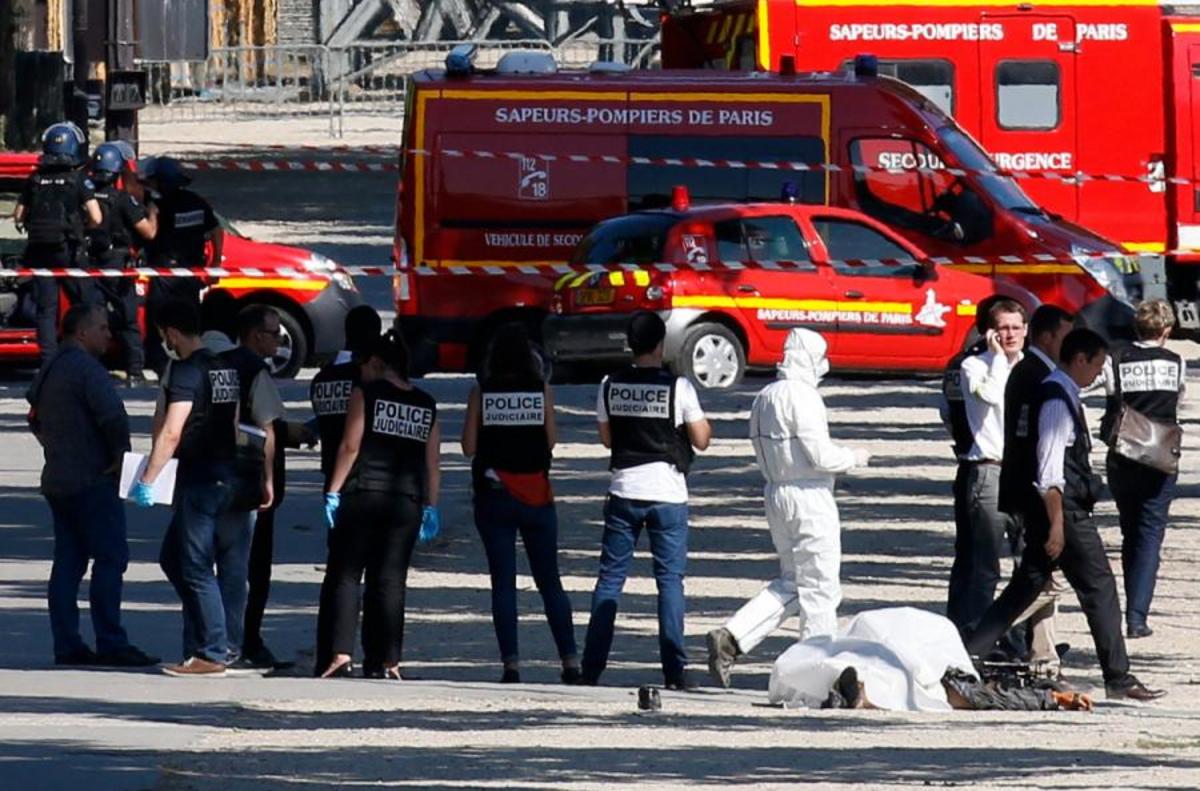 Συναγερμός στο Παρίσι – Εικόνες σοκ! Νεκρός στον δρόμο ο δράστης – Οπλοστάσιο το αμάξι του