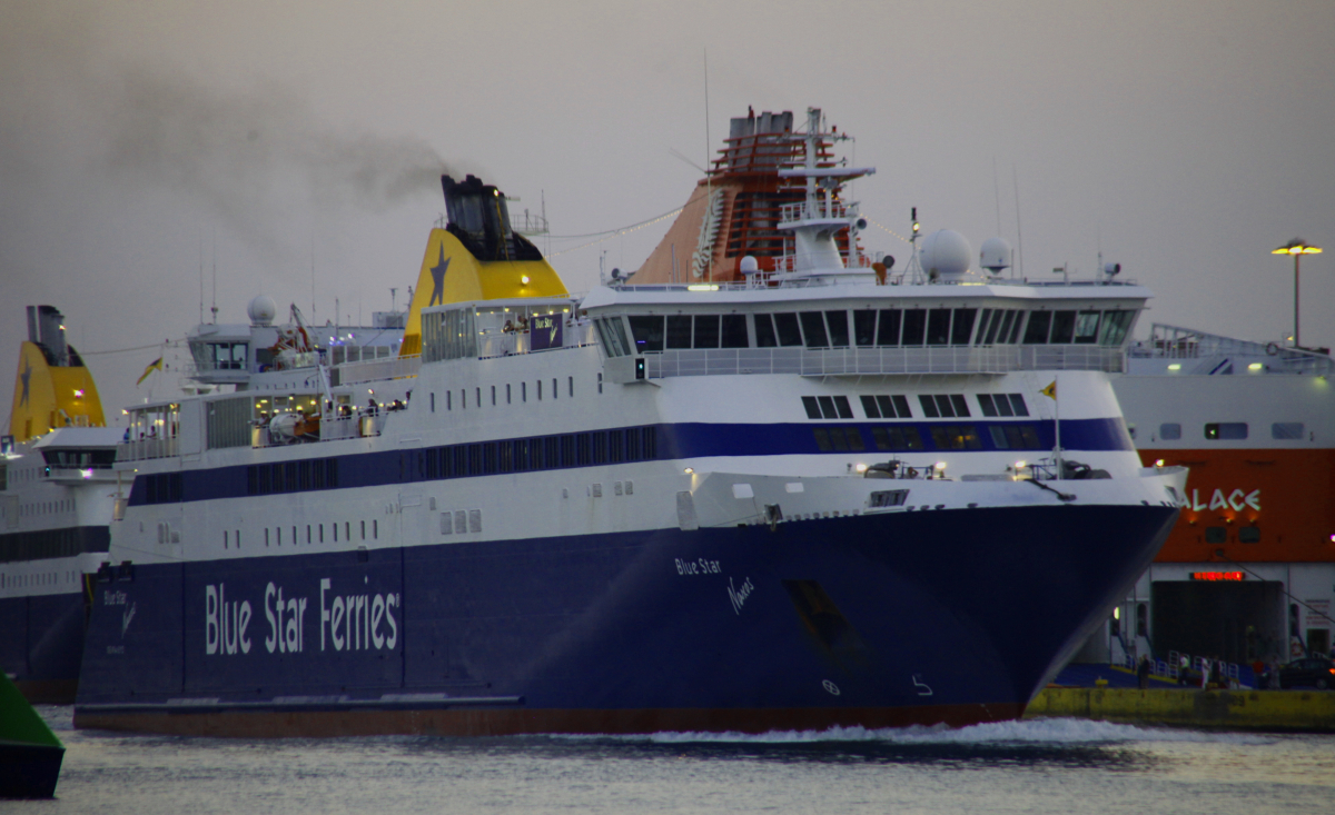 Σύρος: Πρόσκρουση του “Blue Star Naxos” στο λιμάνι – Ταλαιπωρία για τους 868 επιβάτες