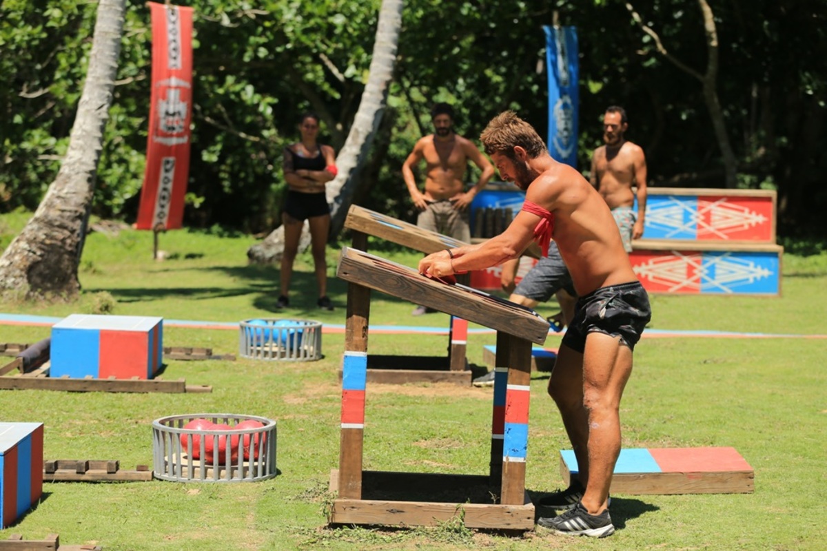 Survivor: Γιατί έβαλαν Αγγελόπουλο να παίξει εναντίον όλων των Μαχητών;