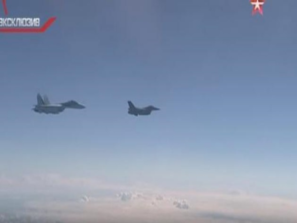 Η στιγμή που το Νατοϊκό  F-16 παρενοχλεί το αεροσκάφος του Ρώσου Yπουργού Άμυνας![vid]