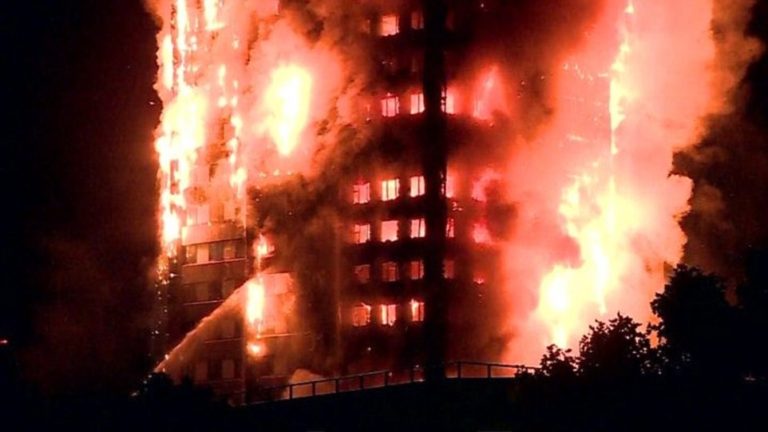 Φωτιά στο Λονδίνο: Κίνδυνος να καταρρεύσει το κτήριο