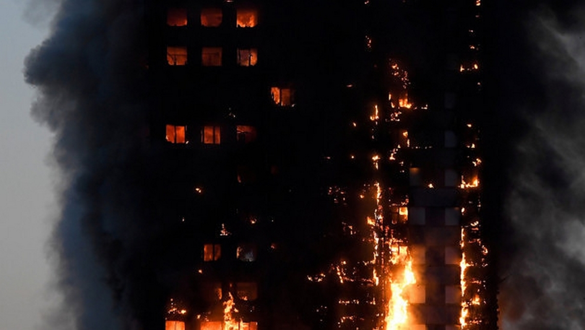 Φωτιά στο Λονδίνο: Η δραματική διάσωση ενοίκου – “Μη με εγκαταλείπεις” [vid]