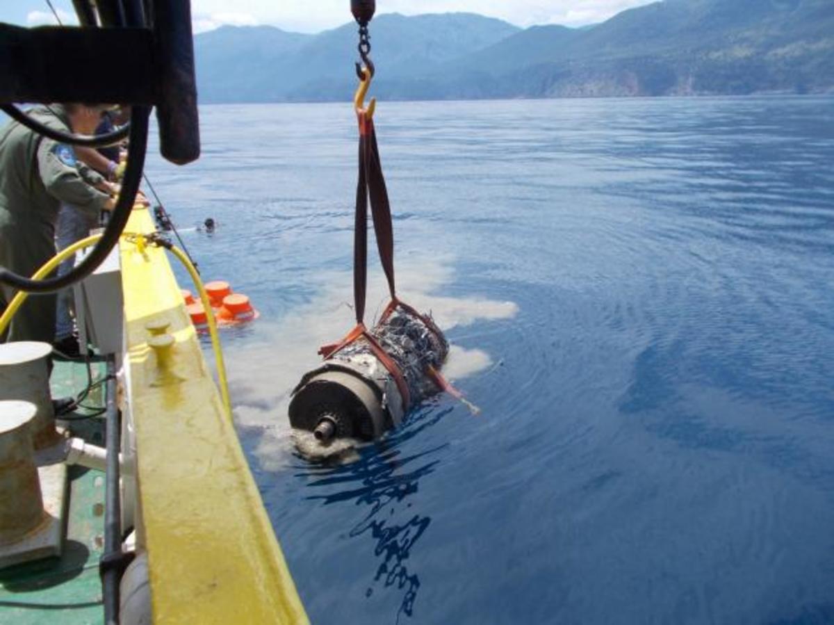 Ανελκύστηκαν τμήματα του Mirage 2000 που χάθηκε πρόσφατα στις Σποράδες [vid]