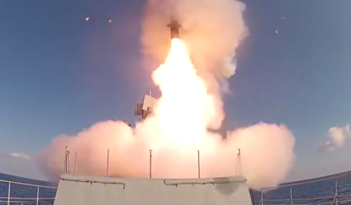 Κόλαση φωτιάς από ρωσικά πλοία – Έξι βαλλιστικοί πύραυλοι κατά του ISIS [vid]
