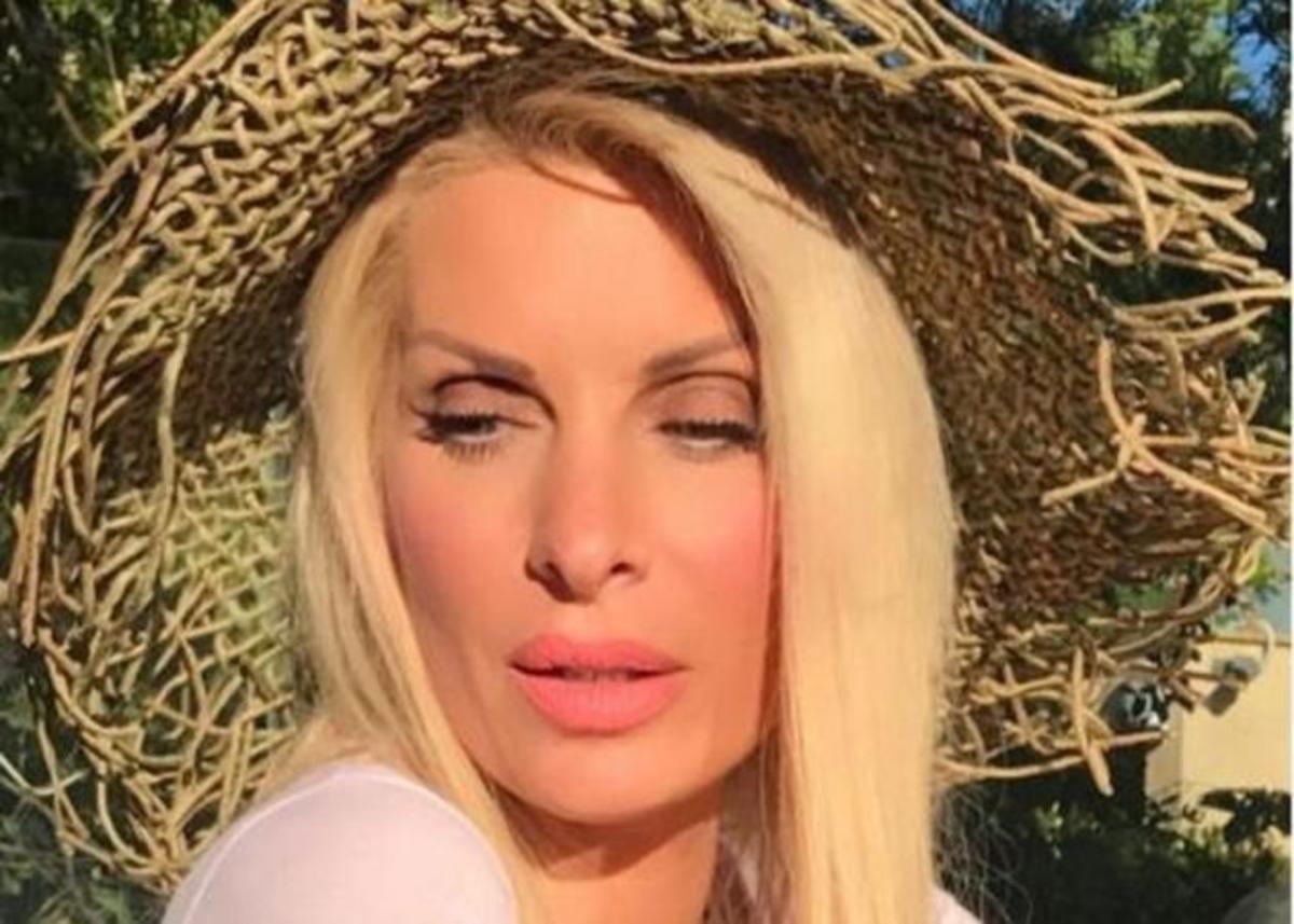Eλένη Μενεγάκη: Η πιο γλυκιά  φωτογραφία με τις κόρες της στην παραλία!