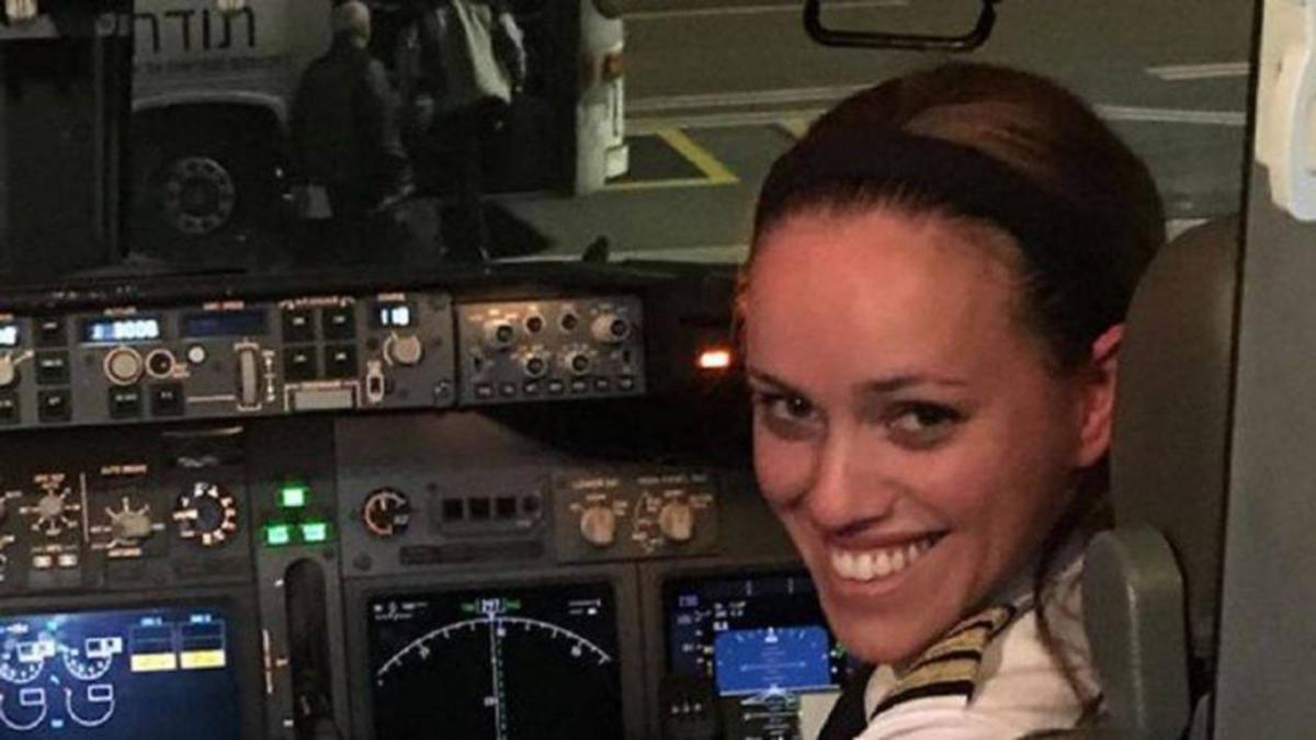 Aυτή είναι η χαμογελαστή πιλότος που έφερε τον Νετανιάχου στην Αθήνα! [pics]