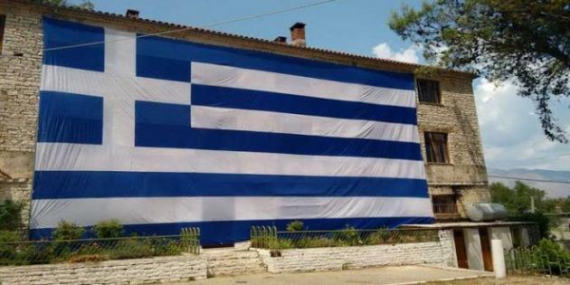 Συνελήφθη Aλβανός εξτρεμιστής που ξήλωνε και έκαιγε ελληνικές σημαίες!