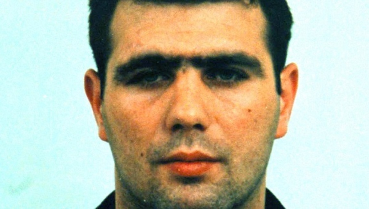 φωτό από τη σύλληψη του δράστη το 1998