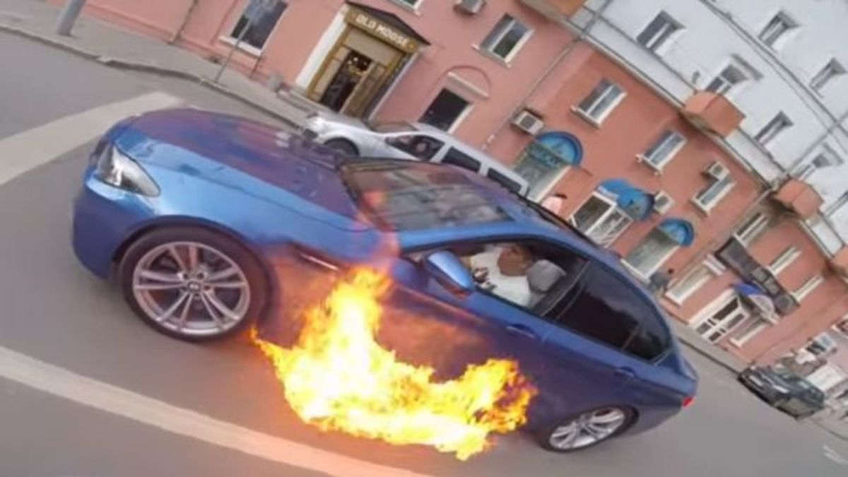 BMW M5 γίνεται… μπουρλότο σε φανάρι! [vid]