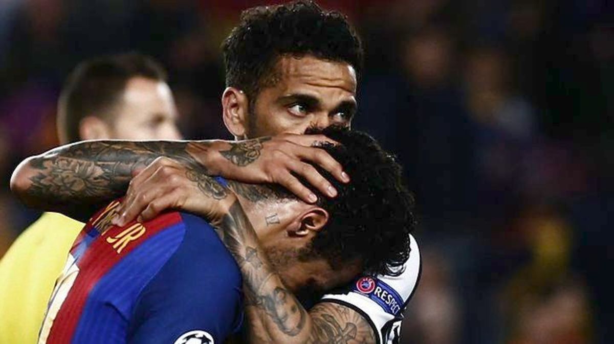 Ο Ντάνι Αλβες υπογράφει στη Μάντσεστερ Σίτι