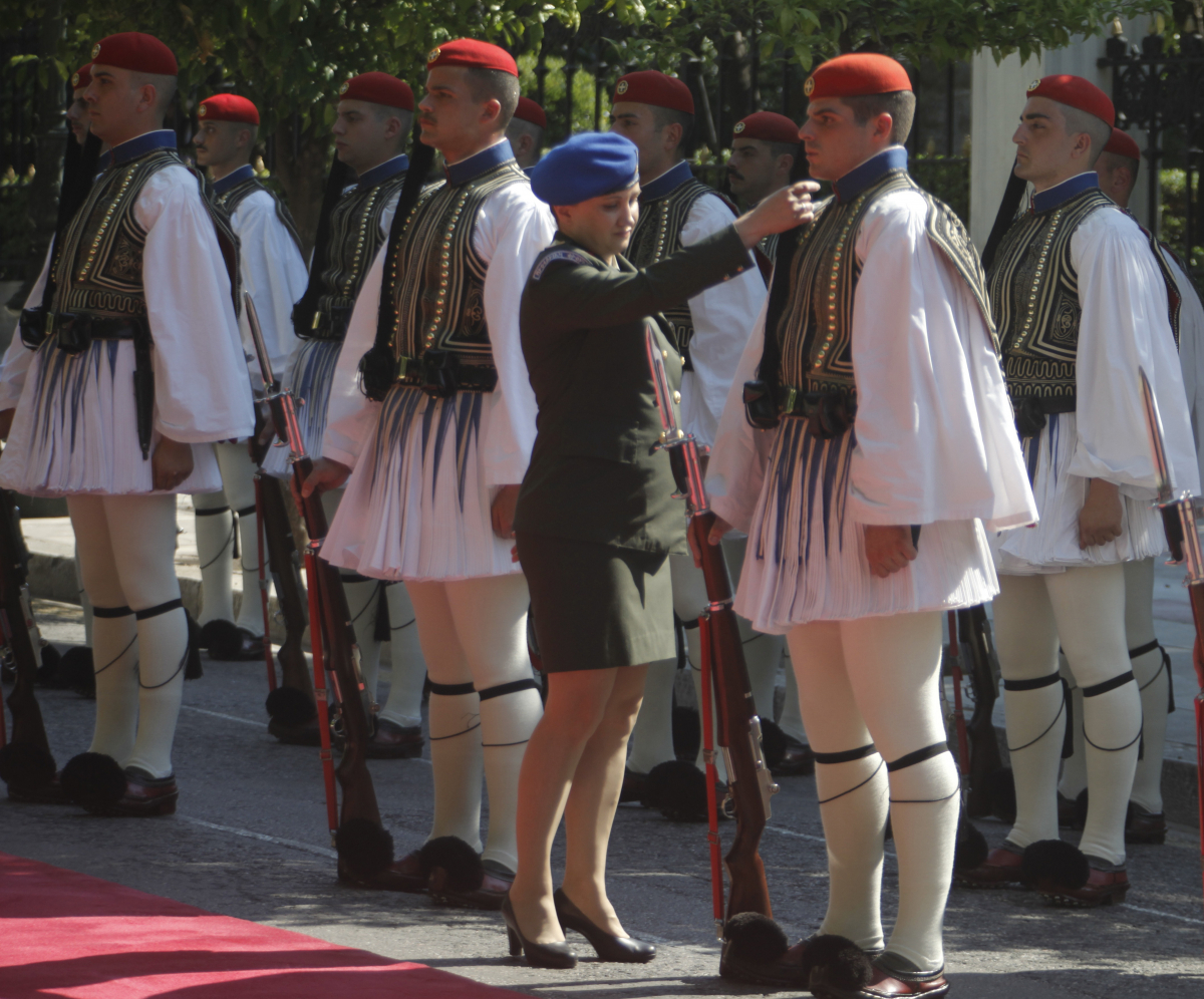 Η αξιωματικός φύλακας – άγγελος των ευζώνων! [pics]