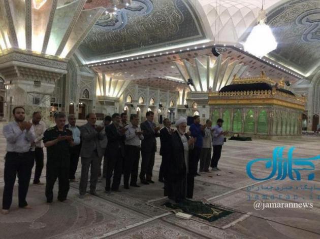 Ιράν: Iμάμηδες προσεύχονται μέσα στο μαυσωλείο μετά την επίθεση [pics]