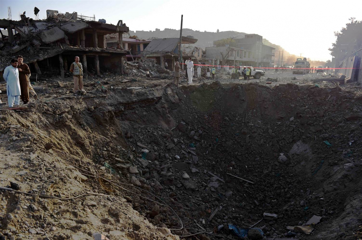 Απίστευτη εικόνα! Τεράστιος κρατήρας από τη βόμβα που σκόρπισε τον θάνατο στην Καμπούλ