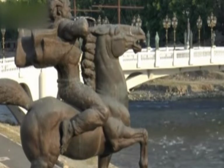 Σκόπια: Απεταξάμην τον Μεγάλο Αλέξανδρο! Ρίχνουν τα αγάλματα του – Τέλος στο “εθνικιστικό κιτς”